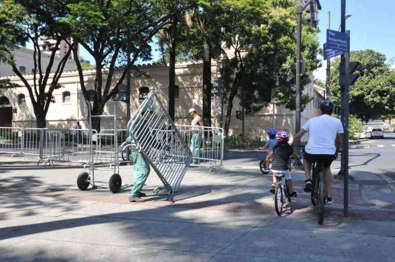 Grades postadas no entorno da Praa Floriano Peixoto interrompem trajeto de ciclistas e caminhantes(foto: Gladyston Rodrigues/EM/D.A.Press)