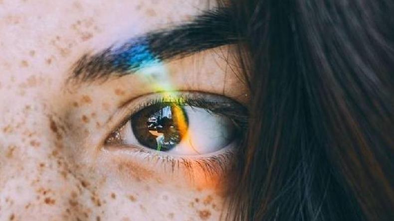 Foto aproximada de olho feminino