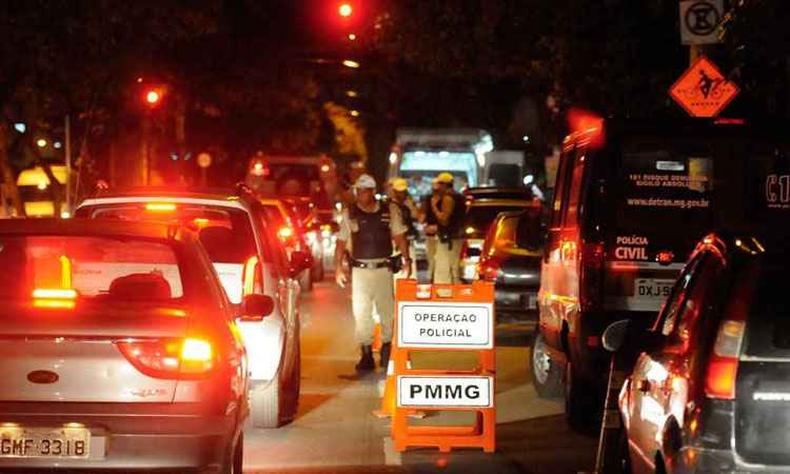 Mdia mensal de condutores submetidos ao bafmetro caiu em relao a 2013, quando atingiu o pice, ao mesmo tempo em que diminuiu o nmero de flagrantes de crime por abuso de lcool ao volante na capital(foto: Fotos: Marcos Viera/EM/D.A Press 24/4/15)