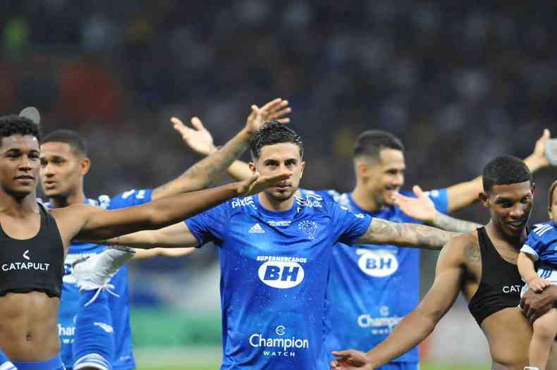 Jogadores do Cruzeiro festejando com a torcida