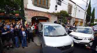 Corpo do escritor  retirado da casa dele, na Cidade do Mxico(foto: ALFREDO ESTRELLA / AFP)