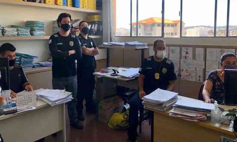 Policiais civis do municpio de Conselheiro Lafaiete prenderam suspeito de estelionato em Mariana(foto: Polcia Civil/Divulgao)