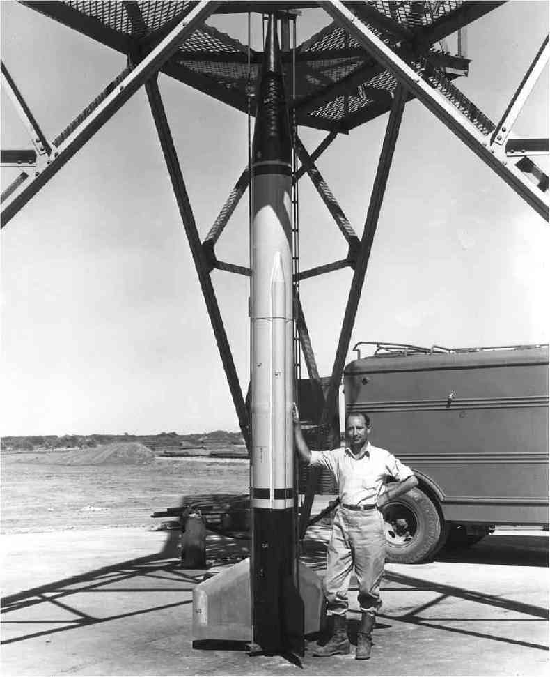 Frank Malina e um mssil em White Sands, no Novo Mxico, em 1946(foto: Alamy)