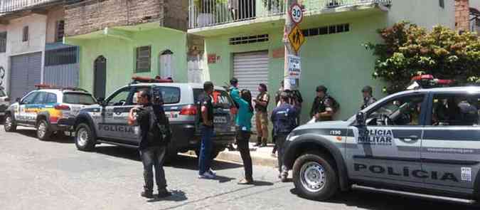 Local onde assaltantes esconderiam o material roubado, no Bairro So Mateus, em Contagem(foto: Paulo Filgueiras/EM DA Press)