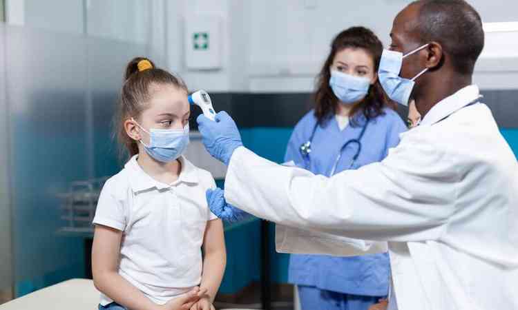médico atende criança no consultório