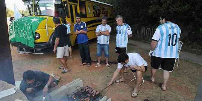 Grupo de 56 argentinos est acampado no Parque Lagoa do Nado, perto do Mineiro, na Regio da Pampulha. Cinco amigos vieram para o Brasil em um motorhome (foto: Tulio Santos/EM/D.A Press)