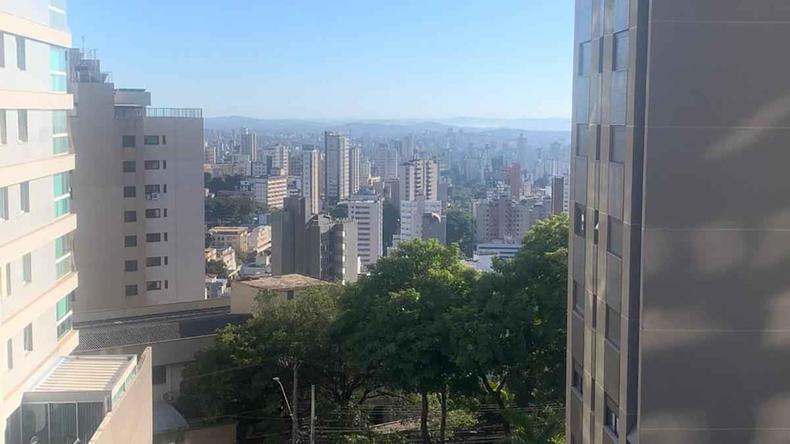 foto de cu aberto e nvoa sobre o Bairro Sion, Savassi e vista da regio Norte de BH