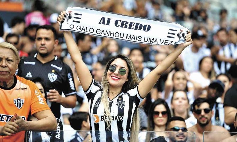 Torcedora do Galo com uma faixa 'ai credo...'