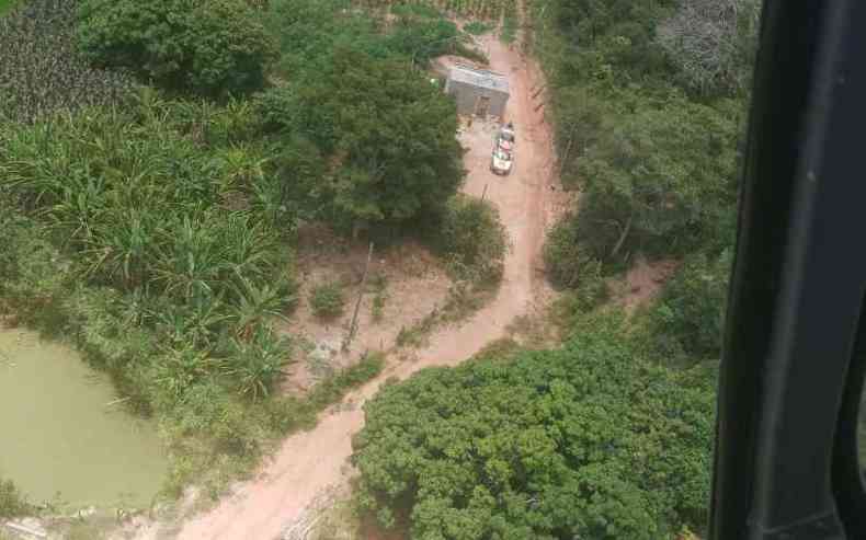 Os suspeitos conseguiram escapar de uma blitz, mas no do helicptero(foto: PMMG/Divulgao)