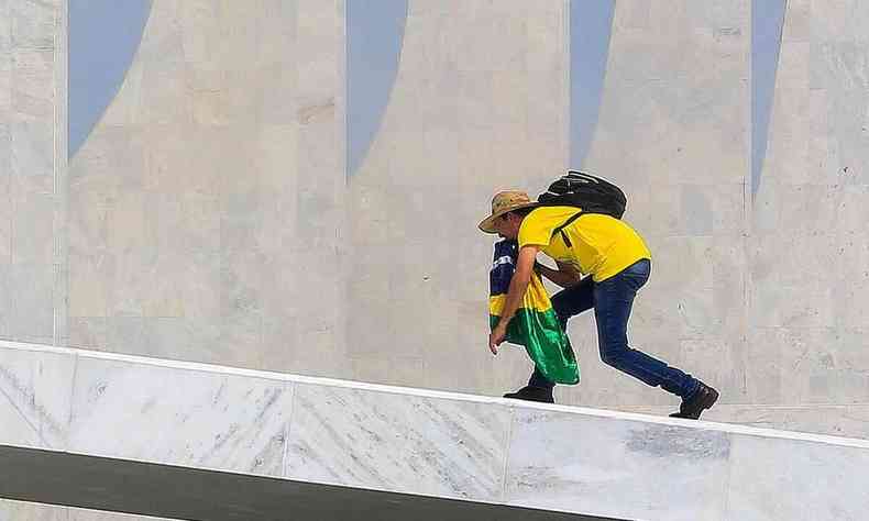 Bolsonarista subindo a rampa do Palcio do Planalto