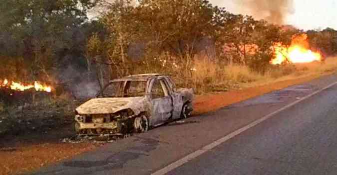 Carro pega fogo e chamas destroem vegetao s margens da BR-365 no Norte de MinasCorpo de Bombeiros/Divulgao