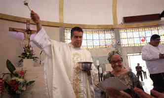 O religioso cego consegue se mover com desenvoltura no interior da Igreja de So Judas Tadeu...(foto: Edsio Ferreira/EM/DA Press)