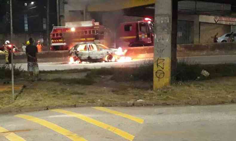 Carro pegou fogo no sentido Esprito Santo do Anel Rodovirio(foto: Divulgao/Corpo de Bombeiros)