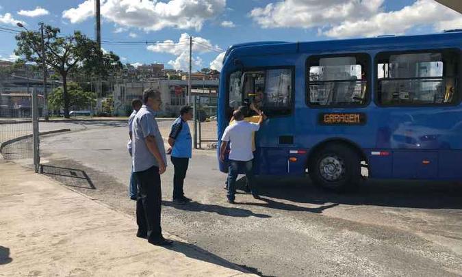 Veículos foram barrados por grupo durante protesto(foto: Divulgação) Veículos foram barrados por grupo durante protesto(foto: Divulgação)