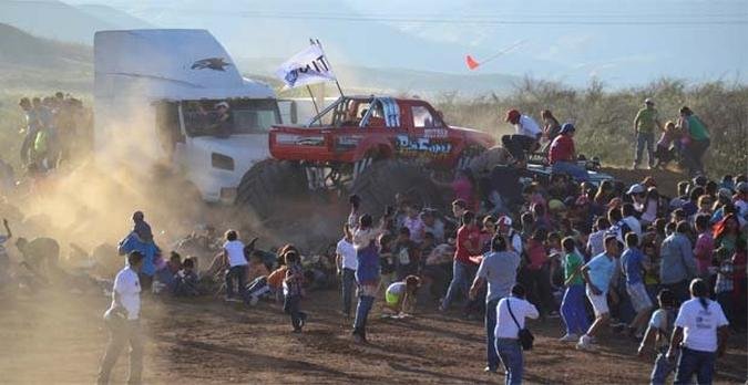 Piloto perdeu o controle da caminhonete após um salto e atropelou dezenas de pessoas(foto: REUTERS/Eduardo Alanis/El Diario de Chihuahua) Piloto perdeu o controle da caminhonete após um salto e atropelou dezenas de pessoas(foto: REUTERS/Eduardo Alanis/El Diario de Chihuahua)