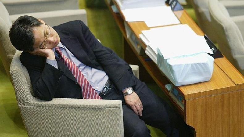 L�der da oposi��o dormindo