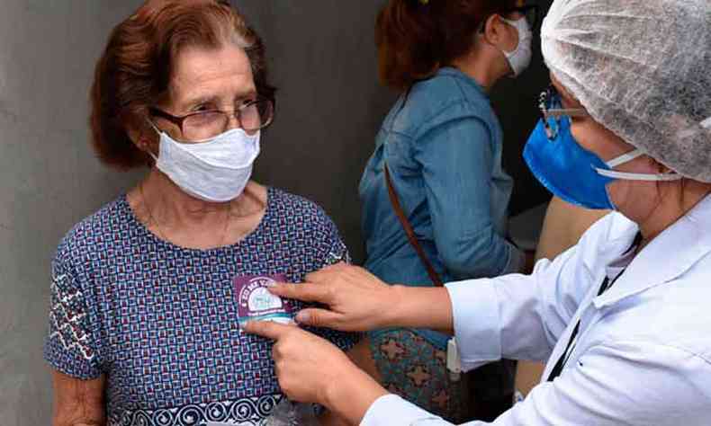 Vacinao de idosos segue cronograma do Ministrio da Sade(foto: divulgao / PJF)