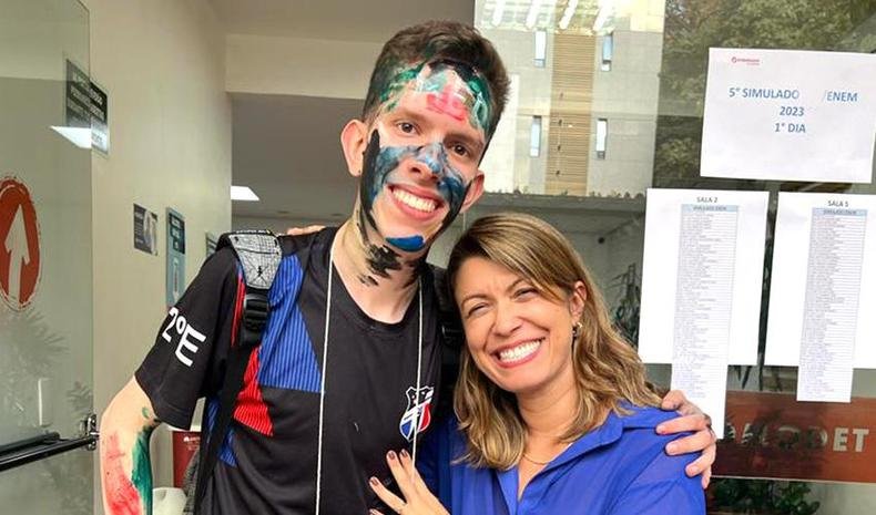 Iure, aprovado em medicina na UFMG e Camila Ferreira, diretora pedagógica do Determinante(foto: divulgação) Iure, aprovado em Medicina UFMG e Camila Ferreira, diretora pedagógica do Determinante