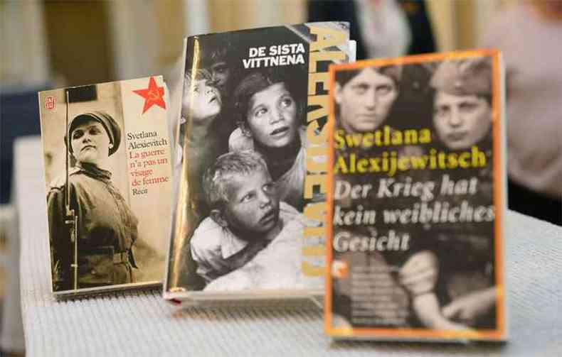Livros de Svetlana Alexievich expostos na academia sueca.(foto: AFP PHOTO / DANIEL ROLAND )