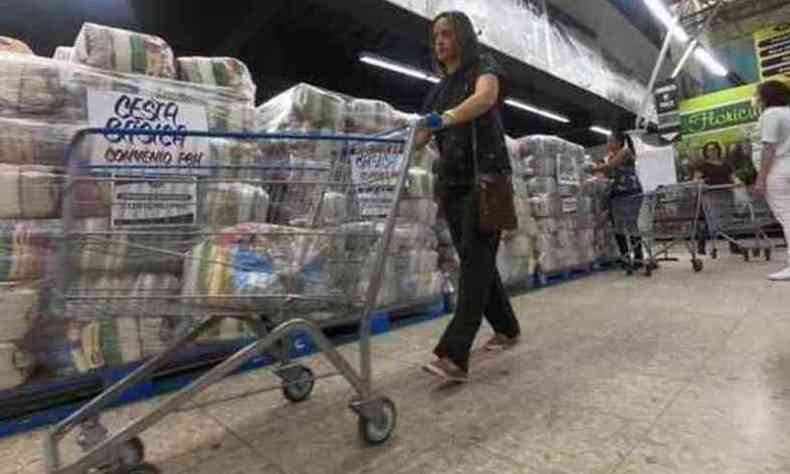 Mais de 750 cestas j foram oferecidas na capital desde o ms de abril, segundo a PBH(foto: Edsio Ferreira/EM/D.A Press)