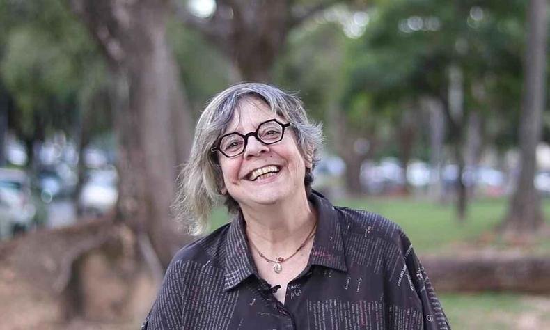 Historiadora Heloisa Starling sorri, olhando para a cmera 