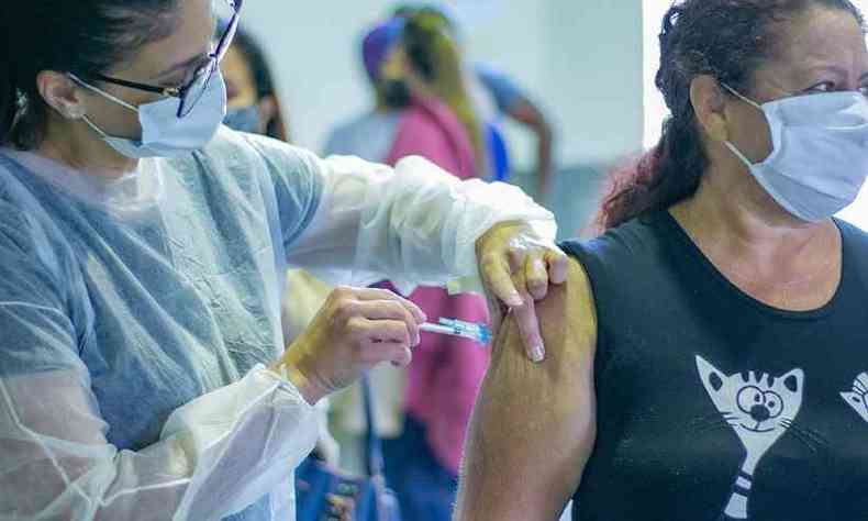 Segunda imunização foi antecipada para grupos na faixa etária de 59 a 55 anos, com comorbidades(foto: Prefeitura de Araxá/Divulgação)