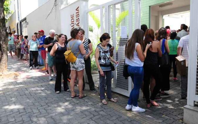 O dia foi de longas filas nesta sexta-feira nos postos da capital em busca da vacina contra a febre amarela. A imunização continua neste sábado em 152 postos da cidade(foto: Gladyston Rodrigues/EM/D.A Press) O dia foi de longas filas nesta sexta-feira nos postos da capital em busca da vacina contra a febre amarela. A imunização continua neste sábado em 152 postos da cidade(foto: Gladyston Rodrigues/EM/D.A Press)