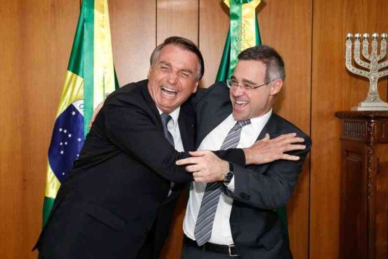 O presidente Jair Bolsonaro e o ministro Andr Mendona, do STF