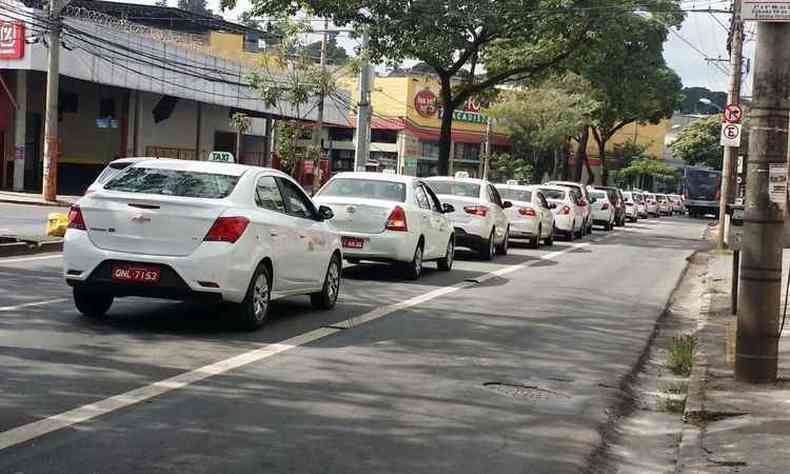 Cerca de 40 txis, segundo a BHTrans, deslocam em passeata na Avenida Pedro II, sentido Centro da capital (foto: Paulo Filgueiras/ EM/ D.A Press)