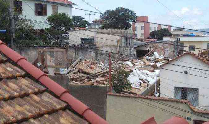 Segundo morador, obra estava embargada pela prefeitura, mas trabalhos de construo continuavam(foto: Paulo Filgueiras/EM/D.A Press)
