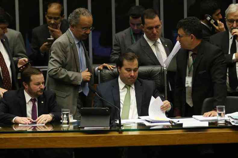 O deputado Vicente Cndido, relator da reforma poltica,e o presidente da Cmara, Rodrigo Maia, durante sesso para votar a PEC (foto: Fabio Rodrigues Pozzebom/Agncia Brasil)
