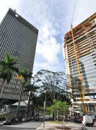 Os prdios da Cemig e da Forluz (ainda em construo) ficam de frente um para o outro, entre as ruas Gonalves Dias e Alvarenga Peixoto(foto: Marcos Michelin/EM/D.A Press 26/11/2013)