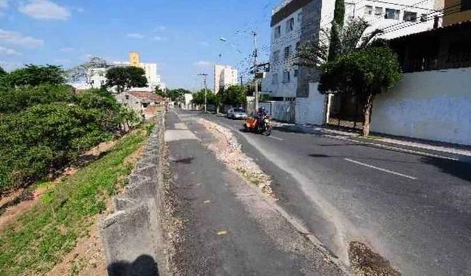 Asfalto da Rua Genoveva de Souza cedeu em 2015(foto: Gladyston Rodrigues/EM/D.A Press) Asfalto da Rua Genoveva de Souza cedeu em 2015(foto: Gladyston Rodrigues/EM/D.A Press)