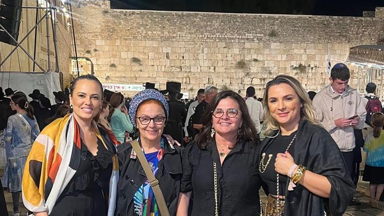 A representante de receptivos no Oriente Mdio deixou Israel antes dos ataques e no sabe quando poder voltar muro do templo