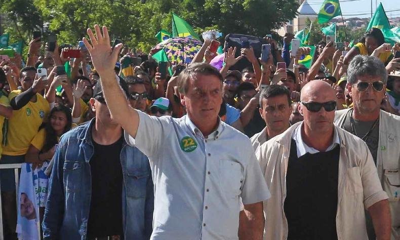 O presidente brasileiro e candidato presidencial Jair Bolsonaro cumprimenta apoiadores durante um com�cio em Fortaleza, estado do Cear�, Brasil em 15 de outubro de 2022