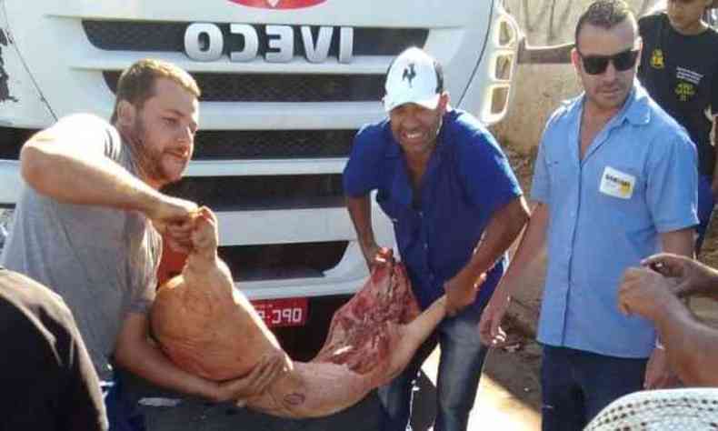 Parte da carne que foi doada aos caminhoneiros para alimentao durante o protesto (foto: Internet/ Whatsapp/ Reproduo )