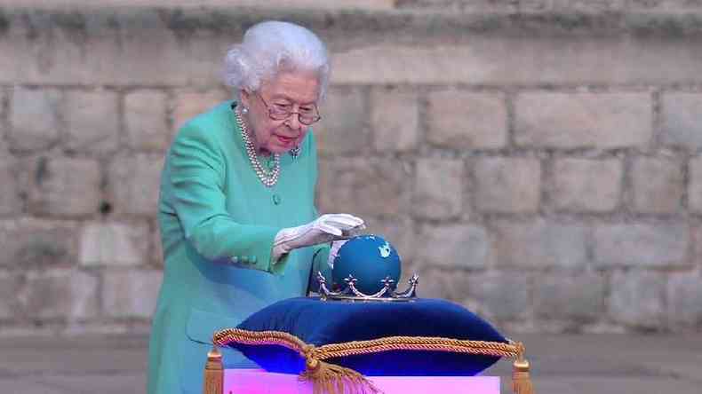 Rainha tocou globo simblico para dar incio  celebrao