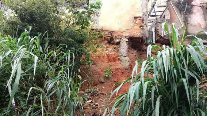 Muro e casas so danificados por deslizamento de terra no Bairro Joo Pinheiro, Regio Noroeste de Belo Horizonte. Defesa Civil vistoria o localDefesa Civil/Divulgao