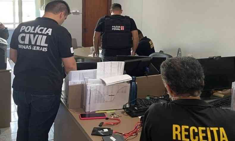 Agentes da Receita e Polcia Civil vasculham caixas