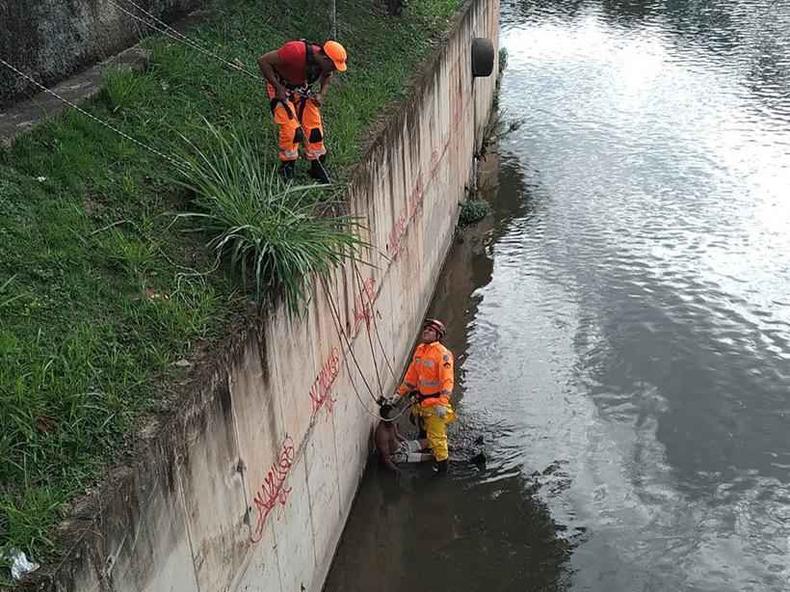 Homem  resgatado pelos Bombeiros depois de ter saltado no Riacho das Areias, em Betim por meio de cordas os bombeiros iaram o homem do leito