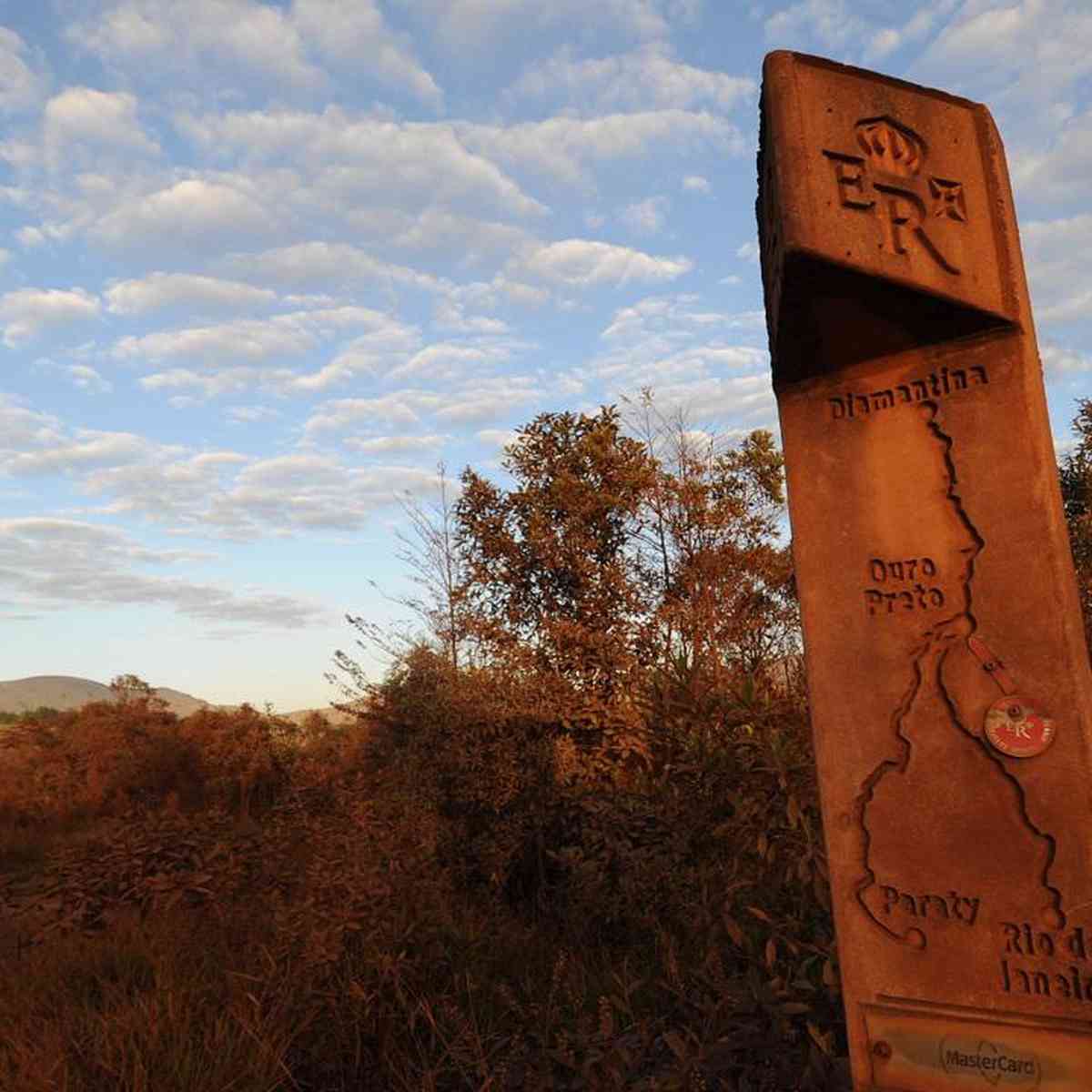 Entrada De Minas De Ouro Com Trilhos Na Rocha Ilustração do Vetor