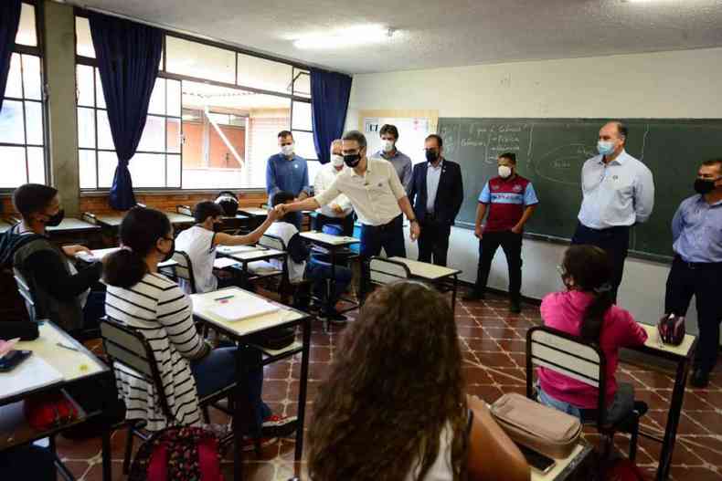 Governador Romeu Zema com alunos da Escola Estadual Vitor Gonalves, em Itana