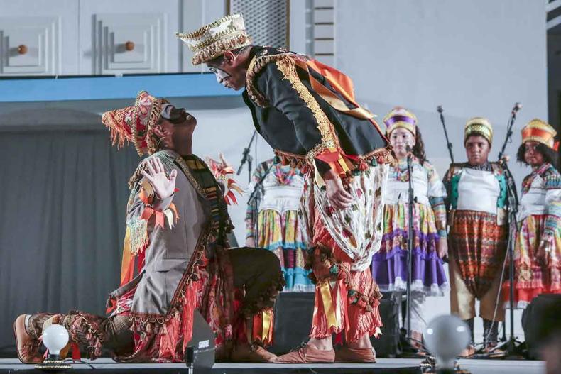 Atores no palco durante o auto Baile do Menino Deus