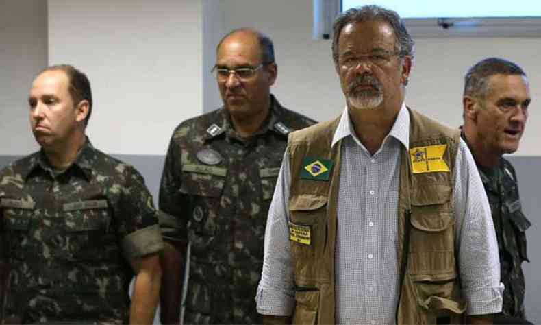 ungmann ( frente) , com oficiais do Exrcito: ministro da Defesa transmitiu ao presidente Michel Temer o descontentamento da caserna(foto: Valter Campanato/Agncia Brasil)