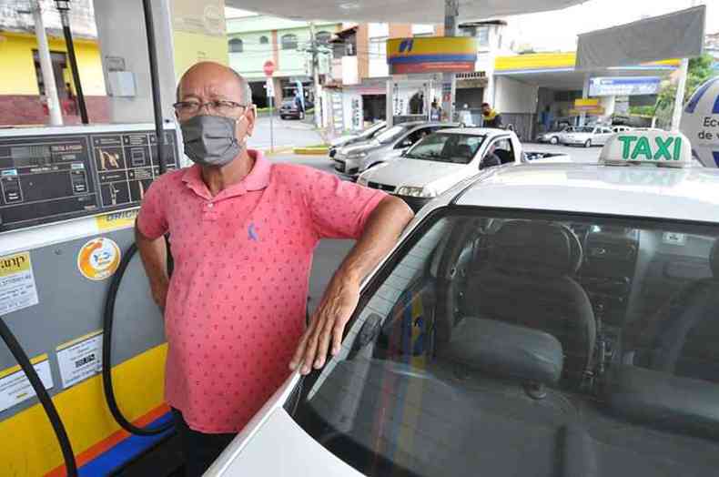 Taxista abastecendo reclama do preo da gasolina