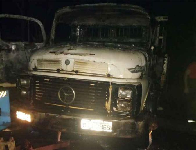 Caminhão incendiado no pátio da prefeitura de Frutal(foto: Corpo de Bombeiros/Divulgação) Caminhão incendiado no pátio da prefeitura de Frutal(foto: Corpo de Bombeiros/Divulgação)