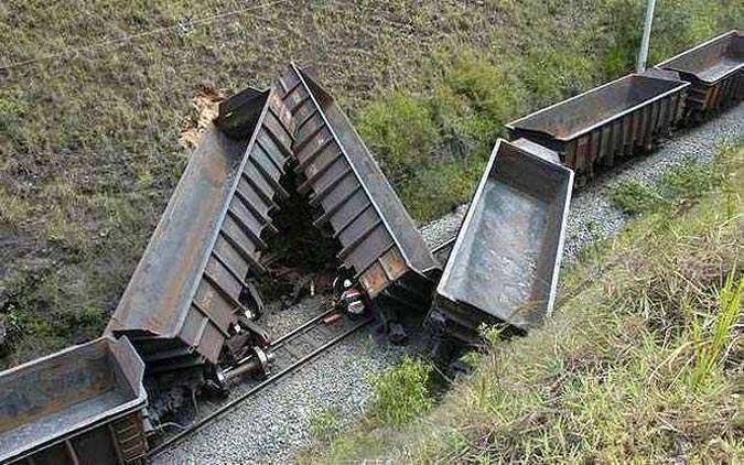 Com o impacto, vários vagões dos trens descarilaram (foto: Maria Tereza Correia/EM/D.A.Press) Com o impacto, vários vagões dos trens descarilaram (foto: Maria Tereza Correia/EM/D.A.Press)