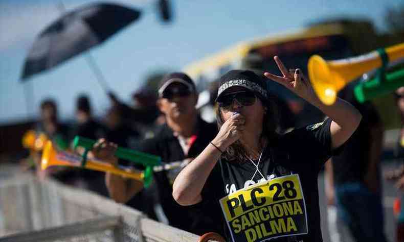 Servidores do judicirio fazem protesto pela aprovao do PLC 28, em frente ao Palcio do Planalto(foto: Marcelo Camargo/Agncia Brasil)