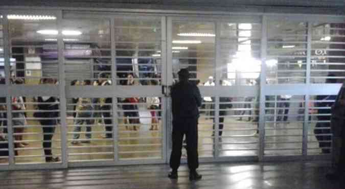 Passageiros so impedidos de embarcar na Estao Central(foto: Reproduo)