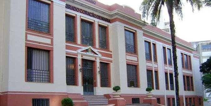 Fachada do tradicional educand�rio na Rua Estev�o Pinto, no Bairro Serra, onde funciona desde 1930(foto: Karine Rodrigues/Divulga��o)